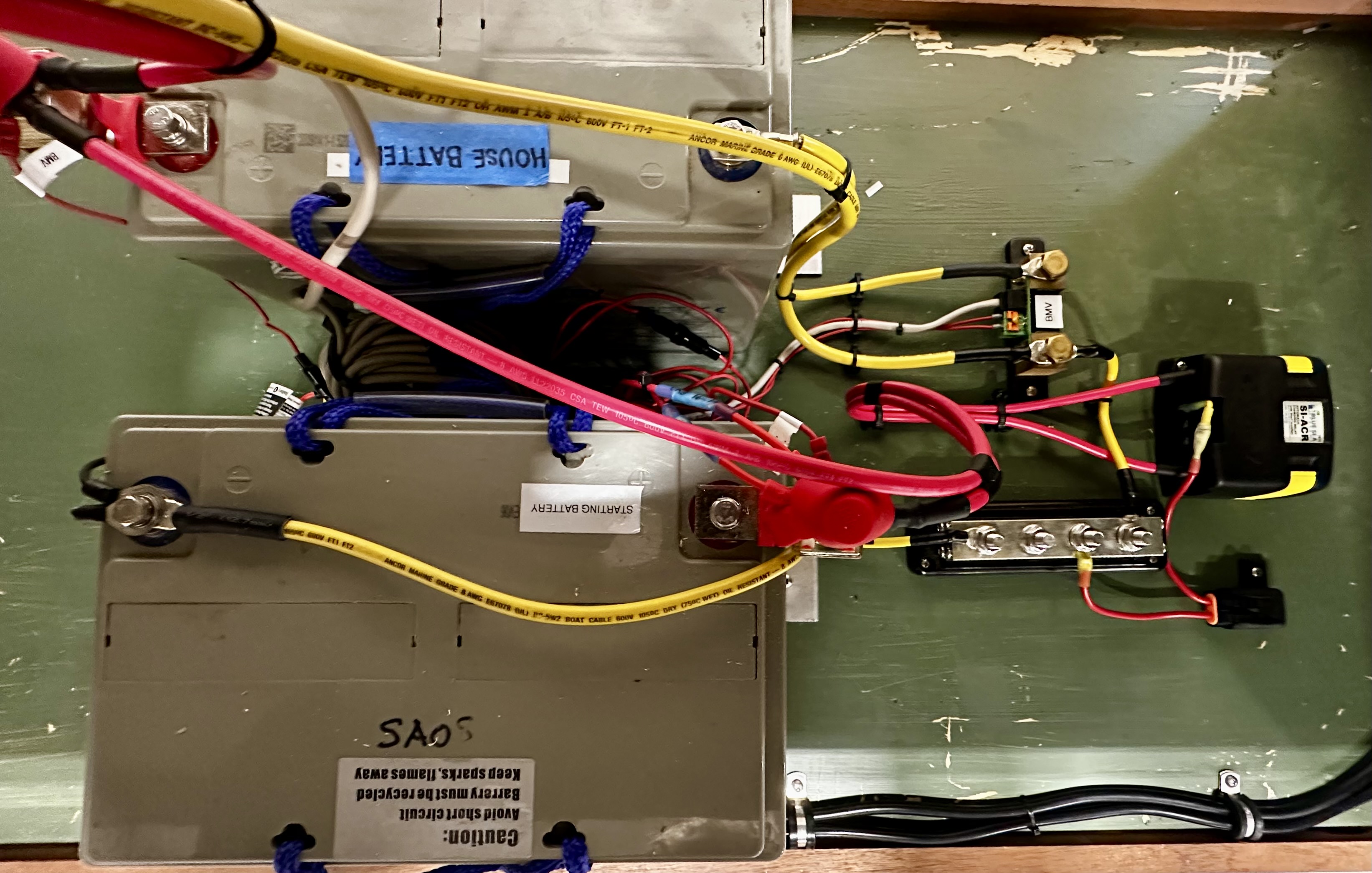 Dual-bank battery setup with house and starter batteries, ACR, MRBF fuses, and bus bar